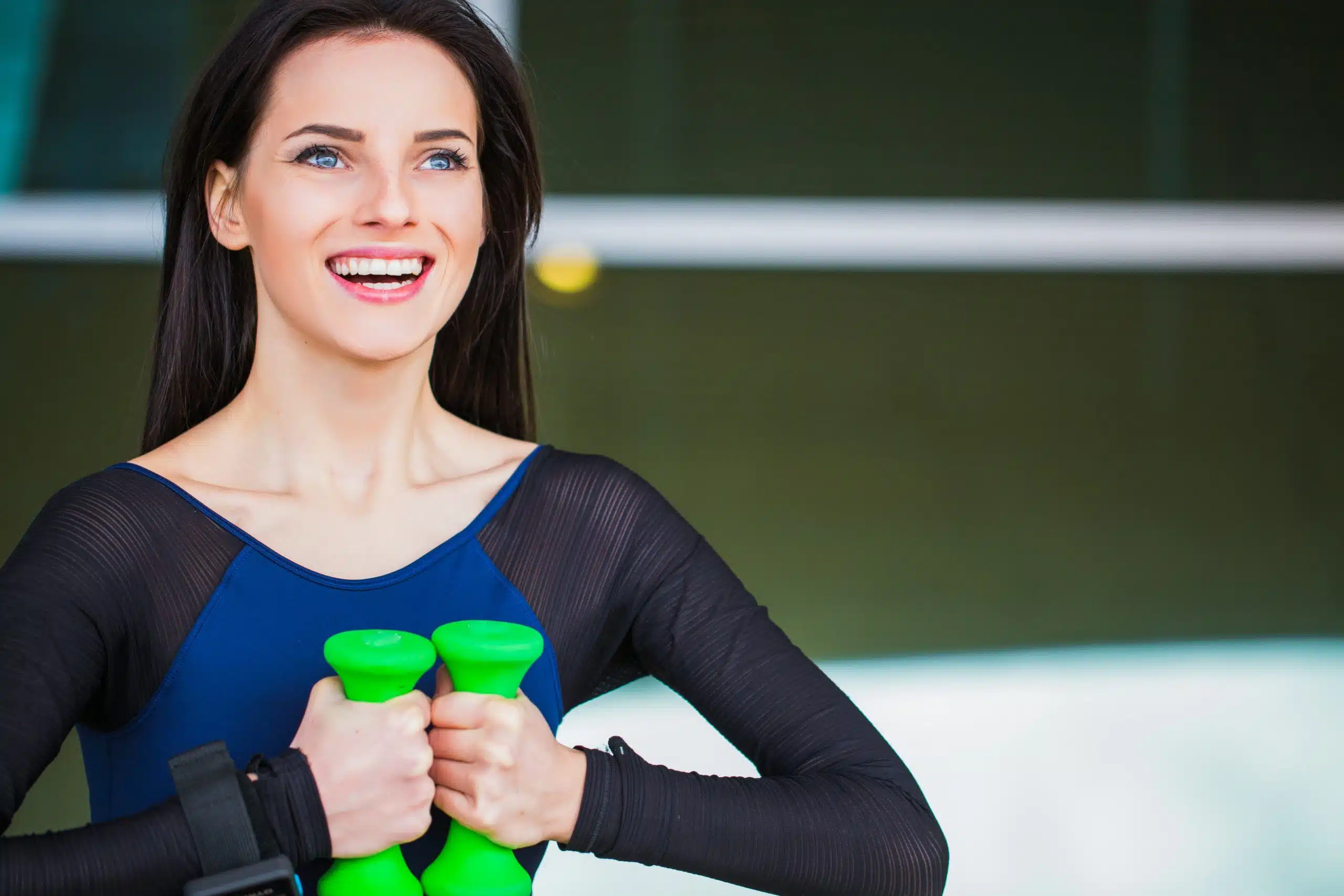 Close-up,Happy,Smiling,Sporty,Woman,Keeps,The,Dumbbells,Outdoor